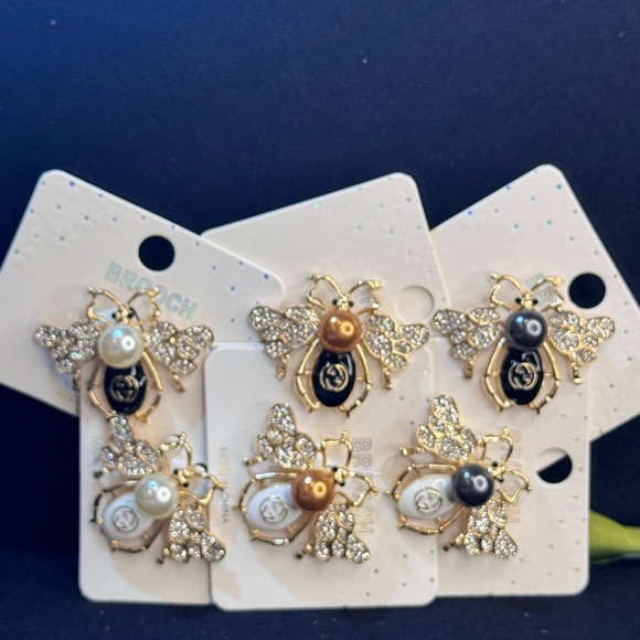 Fashion Jewelry Gold Tone with Faux White on White Pearl and Crystal Bee Brooch - Picture 9 of 9